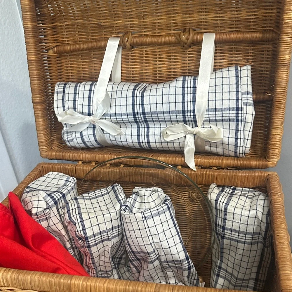 Made in France Vintage Picnic Basket  w/plates, wine glasses flatware & linens. - Picture 2 of 16